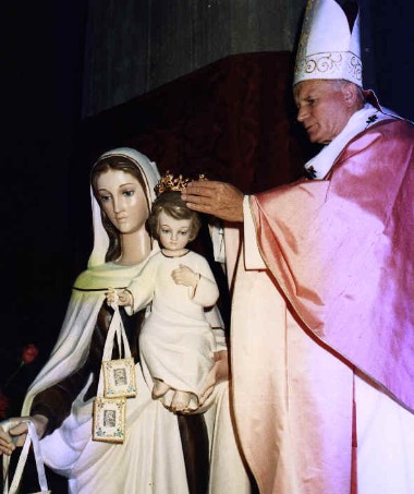 Il B. Giovanni Paolo II incorona la statua della Madonna del Carmine a Torrespaccata (Roma), Parrocchia S. Maria Regina Mundi.14.12.1986